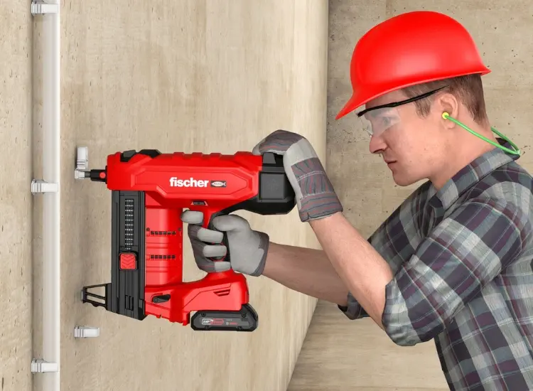 Clavadora para concreto a batería Fischer FXC 85 utilizada en instalación eléctrica Clavadora para concreto a batería Fischer FXC 85 utilizada en instalación eléctrica