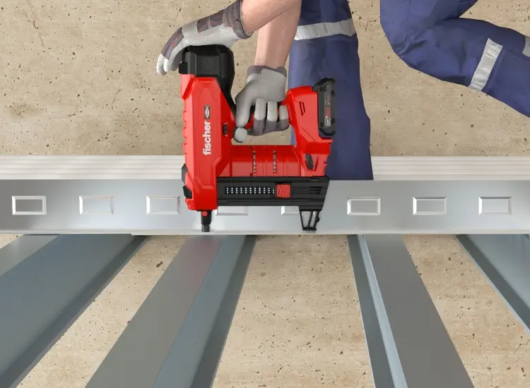 Clavadora para concreto a batería Fischer FXC 85 utilizada en instalación Clavadora para concreto a batería Fischer FXC 85 utilizada en instalación